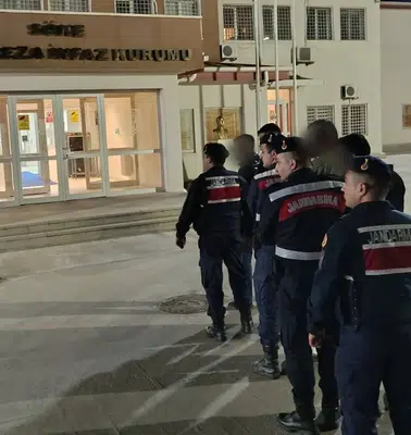 Kuşadası yolunda kaçakçılık operasyonu: Minibüsten çıkanlar şoke etti