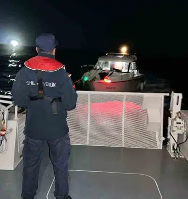 Didim açıklarında gece yarısı paniği: Sürüklenen teknedeki 3 kişiye Sahil Güvenlik yetişti