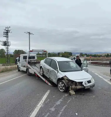 Emirdağ yolunda korkutan kaza: Otomobil refüje saplandı
