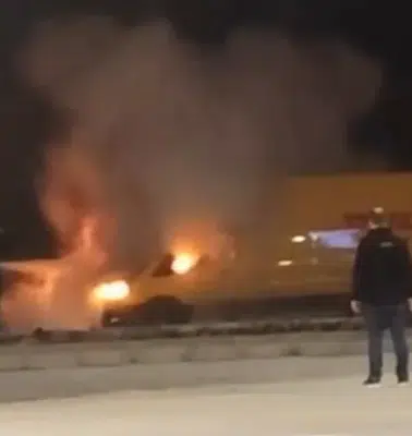 Cankurtaran yolunda korku dolu anlar: Kargo aracı alevlere teslim oldu