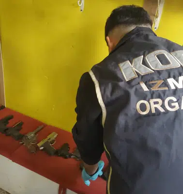 Tire'deki depoya şafak operasyonu: Silah koleksiyonu polise takıldı
