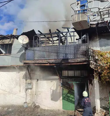Sandıklı'da alevler geceyi aydınlattı: Ahşap ev küle döndü