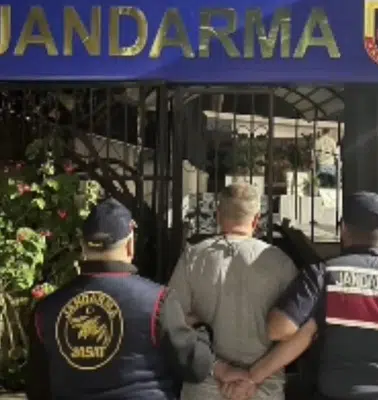 Gümüldür'deki evde şok baskın: 11 yıllık firari gizli bölmeden çıktı