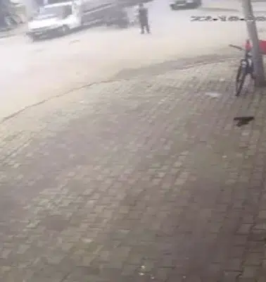 Bornova'da yürekleri ağza getiren kaza: Kamyonetin altına giren sürücü mucize eseri kurtuldu