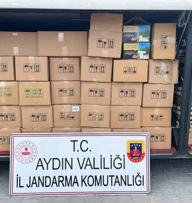 Yolcu otobüsünde tonlarca kaçak ürün operasyonu: İncirlerin değeri dudak uçuklattı