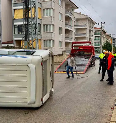 Afyonkarahisar'da dehşet anları: Öğrenci servisi ile minibüs çarpıştı