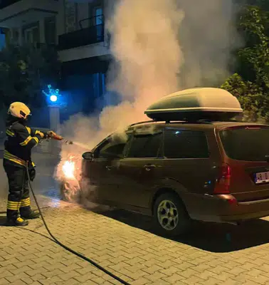 Dalaman'da park halindeki otomobil alevlere teslim oldu