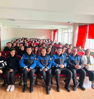 Afyonkarahisar’da gençlere rehberlik: Polis ekipleri okul sıralarına indi