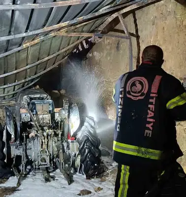 Çivril'de korku dolu anlar: Park halindeki traktör küle döndü
