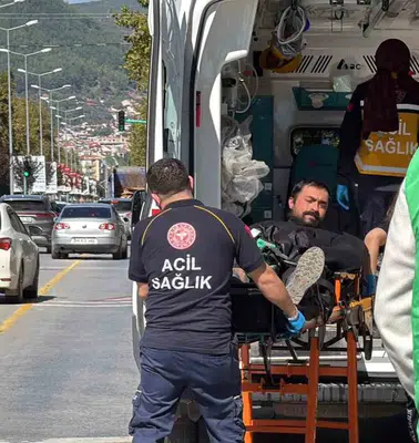 Menteşe’de trafik ışıkları kabusa döndü: Motokurye hastanelik oldu
