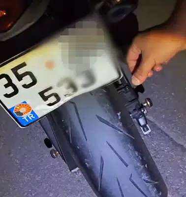 Manisa'da motosiklet sürücüsüne ağır fatura: Katlanır plaka ve abartı egzoz affedilmedi