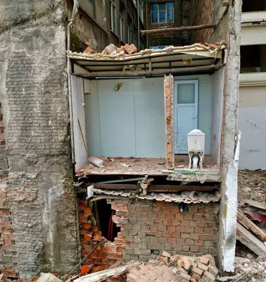Afyonkarahisar’da korkutan yıkım: Molozlar iş hanını yerle bir etti