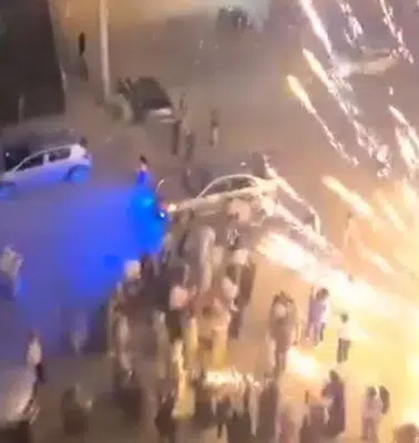 Bornova'da nişan eğlencesi kabusa döndü: Havai fişekler davetlilerin üzerine yağdı