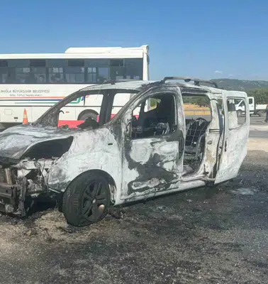 Muğla yolunda dehşet anları: Alevler içinde kalan araçtan mucizevi kurtuluş