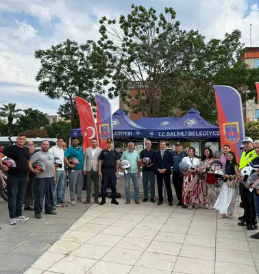 Salihli’de trafikte can güvenliği için kask seferberliği
