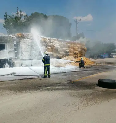 Sarayköy yolunda korku dolu anlar: Saman yüklü tır küle döndü