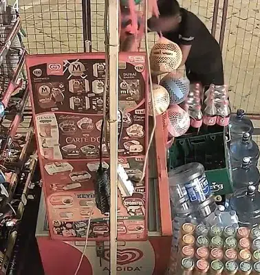 Kuşadası’nda pes dedirten hırsızlık: Marketten çaldıklarını birbirlerine çak yaparak kutladılar