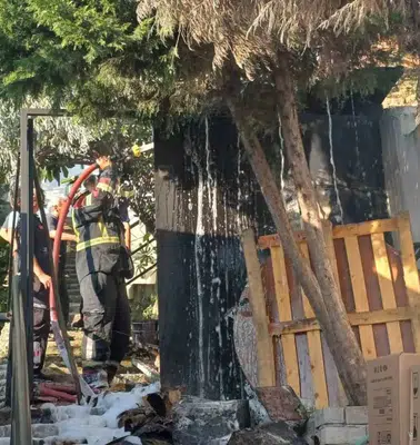 Efeler'de korkutan yangın: İtfaiye ekipleri alevleri büyümeden kontrol altına aldı
