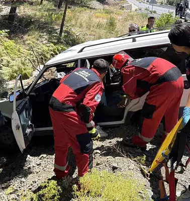 Muğla yolunda korkutan kaza: Ağaca çarpan araçta sıkışanlar kurtarıldı