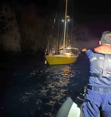 Kuşadası açıklarında korku dolu anlar: Sürüklenen tekne Sahil Güvenlik ile güvenli limana çekildi