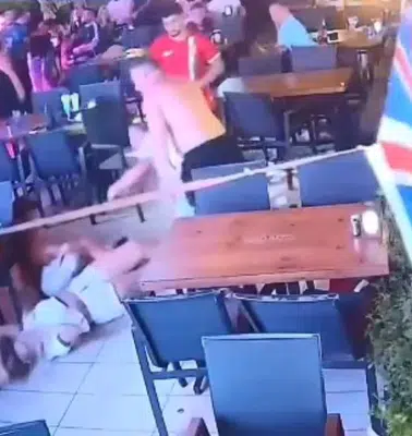 Marmaris'te dehşet anları: Restoranda ailesine saldıran turiste vatandaşlar müdahale etti
