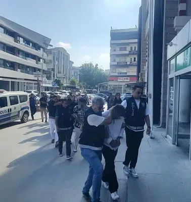 Kuşadası’nda vahşi cinayet: Silahla vurdukları genci dakikalarca darbettiler