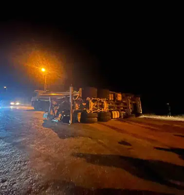 Manavgat yolunda korkutan kaza: Beton mikseri yan yattı