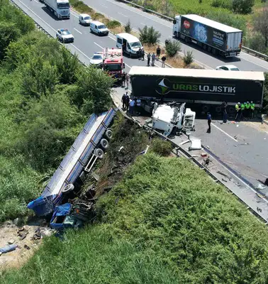 Denizli'de tır dehşeti: Yollar kan gölüne döndü, bir sürücü hayatını kaybetti