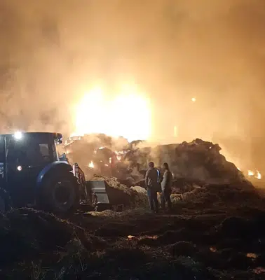 Çine’de geceyi aydınlatan felaket: 150 ton saman kül oldu