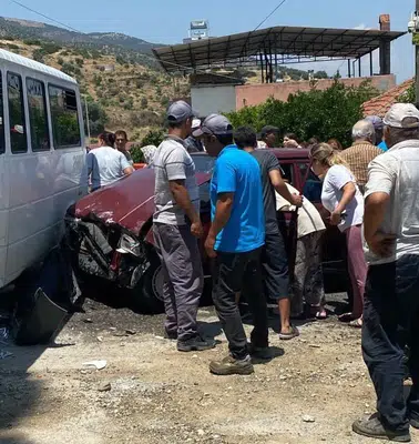 Bozdoğan yolunda korkutan çarpışma: İşçi servisi ile otomobil birbirine girdi