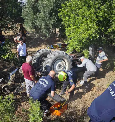 Aydın'da korku dolu anlar: Devrilen traktörün altında kalan sürücü için zamanla yarıştılar