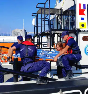 Fethiye açıklarında deniz üzerinde nefes kesen operasyon: İki yaralı kıyıya yetiştirildi