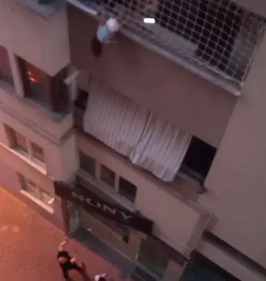 Denizli'de nefes kesen kurtarma: Balkonda asılı kalan yavrusunu bırakmadı