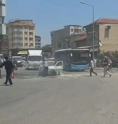 Salihli'de korku dolu anlar: Seyir halindeki araç bir anda alev topuna döndü