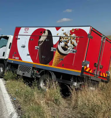 Afyonkarahisar'da dondurma taşıyan araç şarampole uçtu: Yollar buz kesti