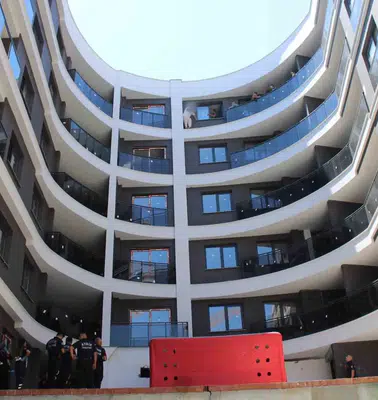 Efeler'de korku dolu anlar: İnşaatın tepesinden ailesi indirdi