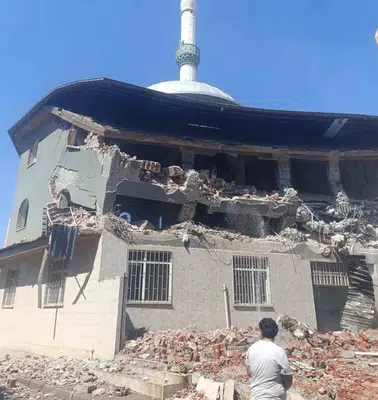 Salihli'de tehlike saçan cami için yıkım kararı uygulandı