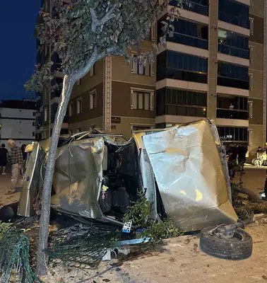 Uşak’ta saniyelerle ölçülen facia: Otomobil yayaların arasına daldı