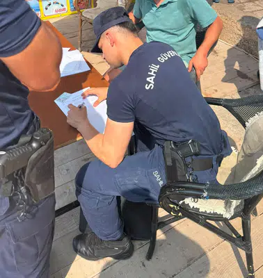 Marmaris'te kılıç balığına eziyet eden şahsa Sahil Güvenlik geçit vermedi