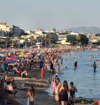 Didim'de termometreler zirveyi gördü: Sahillerde adım atacak yer kalmadı