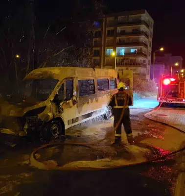 Nazilli'de gece yarısı korkutan manzara: Park halindeki araç küle döndü