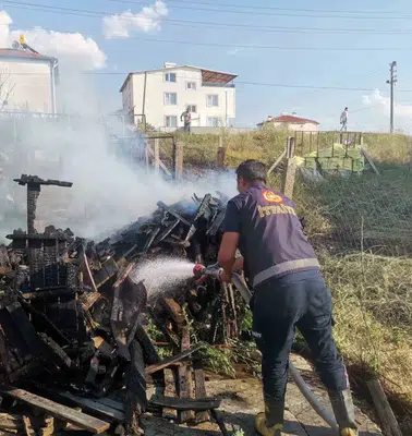 Sandıklı'da paniğe yol açan yangın: İtfaiye ekipleri büyümeden durdurdu