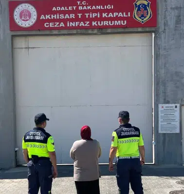 37 yıl hapis cezasıyla aranıyordu: Otoyol gişelerinde kıskıvrak yakalandı