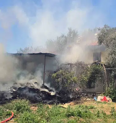 Menteşe’de korku dolu anlar: Bahçedeki saman yangını eve sıçradı