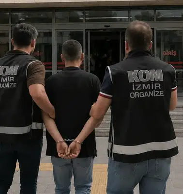 İzmir'de silah kaçakçılığına geçit yok: Evinden cephanelik çıktı