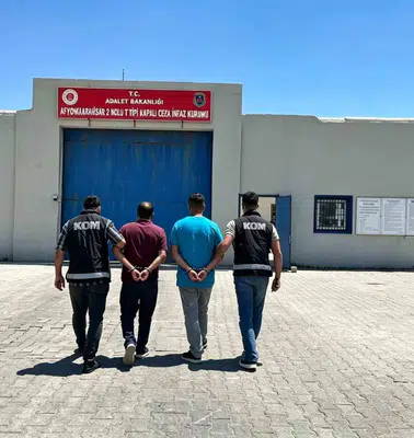 Afyonkarahisar yolunda kaçakçılık operasyonu: 5 yıl hapis cezası bulunan iki firari yakalandı