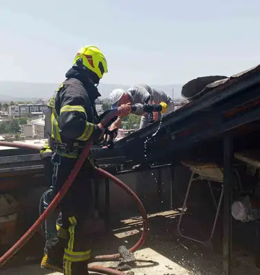 Efeler'de tadilat faciaya dönüşüyordu: Çatıdaki alevler paniğe neden oldu
