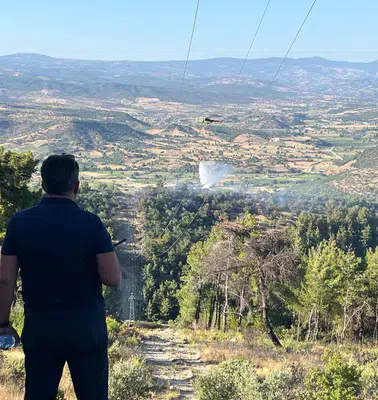 Manisa ormanlarında korkutan yangın: Köylüler traktörleriyle yardıma koştu