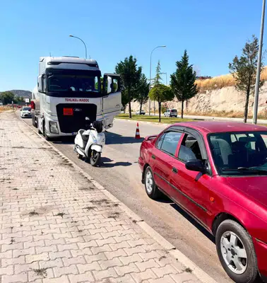 Tavşanlı yolunda dehşet anları: Gaz yüklü tır otomobili biçti