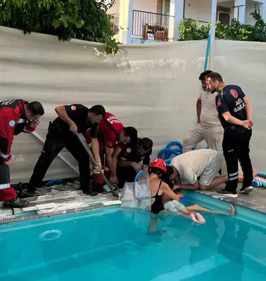 Seydikemer'de korku dolu anlar: Minik T.A. havuzun emiş borusundan son anda kurtarıldı
